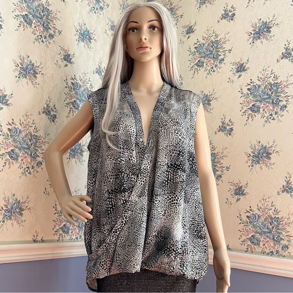 Apt 9 grey leopard/cheetah print vneck blouse, size large